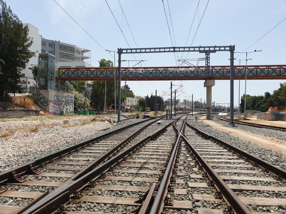 Ηλικιωμένος εγκλωβίστηκε στις γραμμές στη Νέα Σμύρνη ανάμεσα στα πετάσματα και καλούσε σε βοήθεια