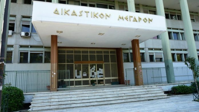 Λάρισα: Προφυλακίστηκε η 32χρονη για την κακοποίηση των παιδιών της – Αύριο απολογείται ο 50χρονος φίλος της, τη Δευτέρα ο πατέρας των παιδιών