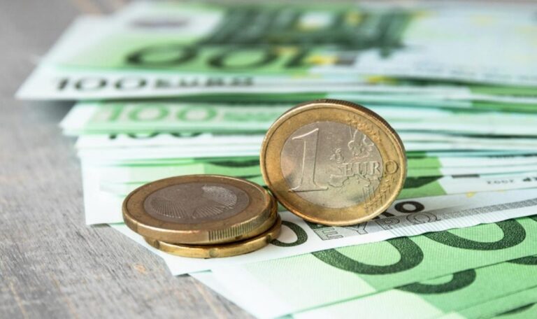 Λάρισα: “Διαμεσολαβήτρια” τσέπωνε τις δόσεις δανείων τεσσάρων παθόντων