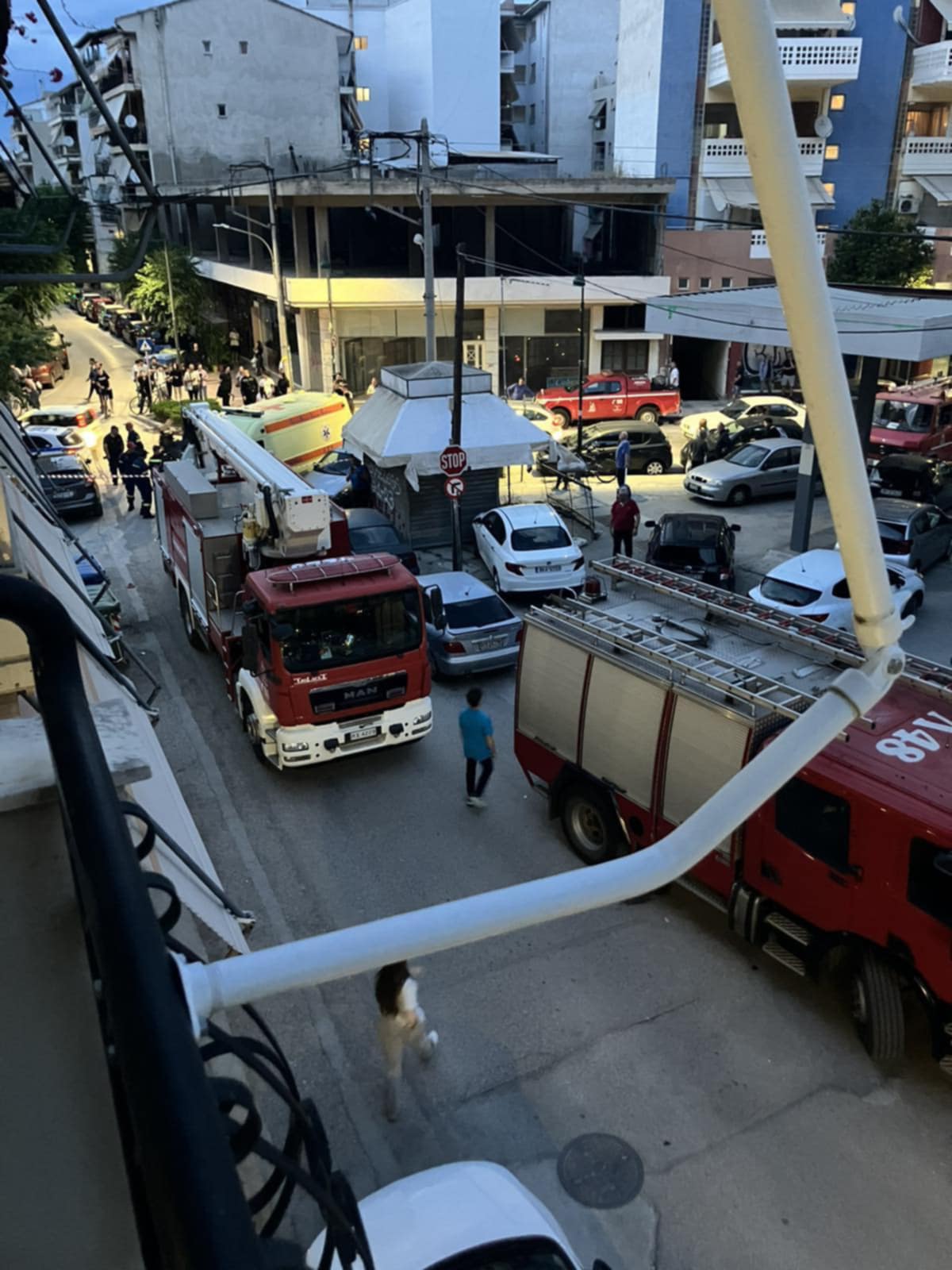 Αίσιο τέλος - Άνδρας απειλoύσε να πέσει στο κενό - Μεγάλη κινητοποίηση στην Οδό Σεφέρη