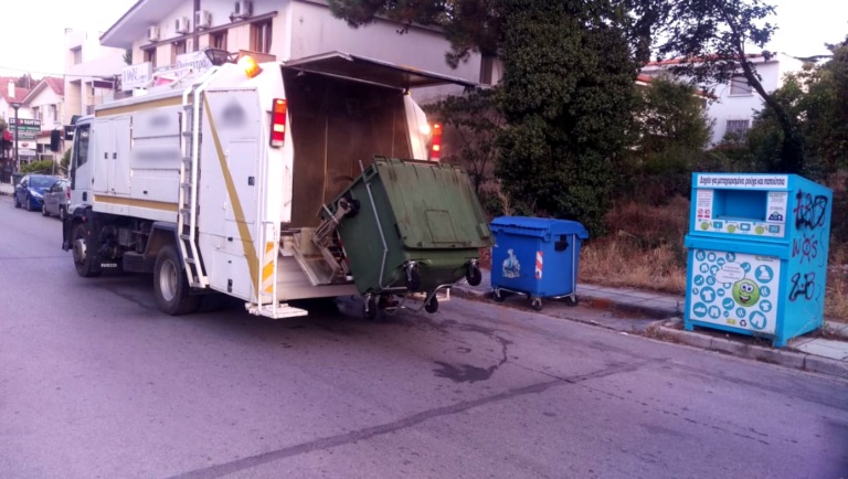 Εργατικό ατύχημα στη Λάρισα: Εργαζόμενη στην υπηρεσία καθαριότητας έπεσε από το απορριμματοφόρο και χτύπησε στο κεφάλι