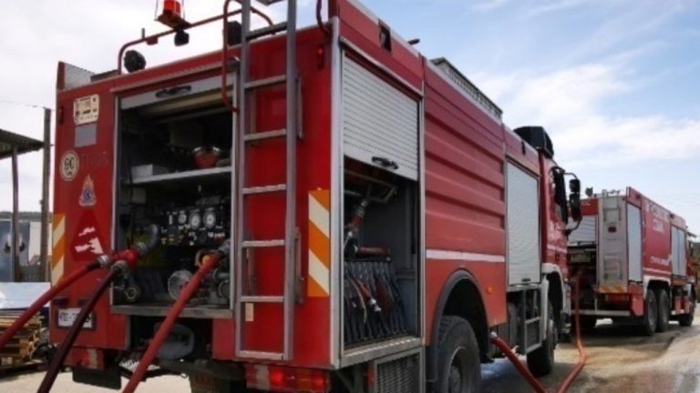 Λάρισα: Επιχείρηση της Πυροσβεστικής για απεγκλωβισμό ατόμου που έπεσε σε φρεάτιο