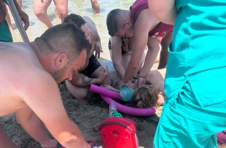 46χρονη λουόμενη διασώθηκε από ναυαγοσώστες στο Στόμιο – Επανήλθε με ΚΑΡΠΑ